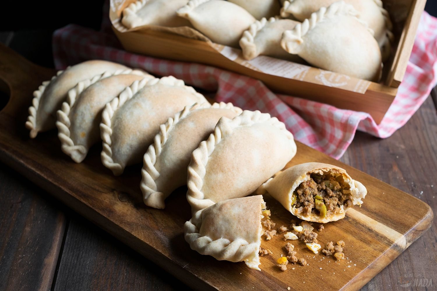Empanadas argentinas caseras recién horneadas