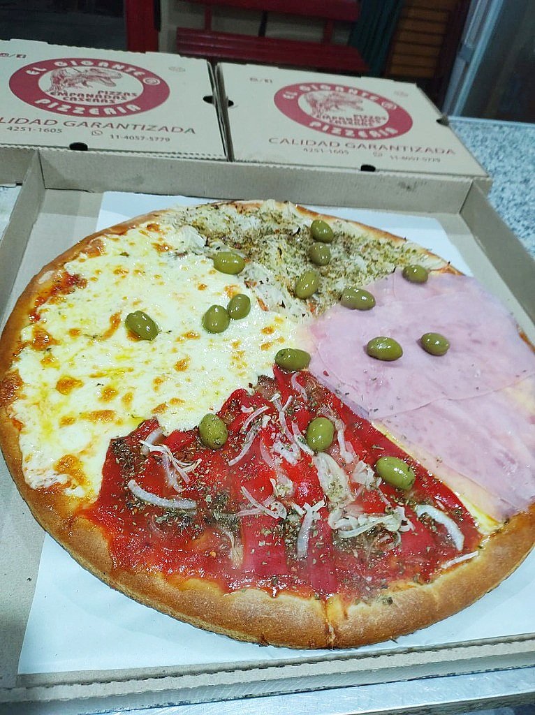 Pizza cuatro cuartos tradicional El Gigante: muzzarella, fugazzeta, jamón y morrones