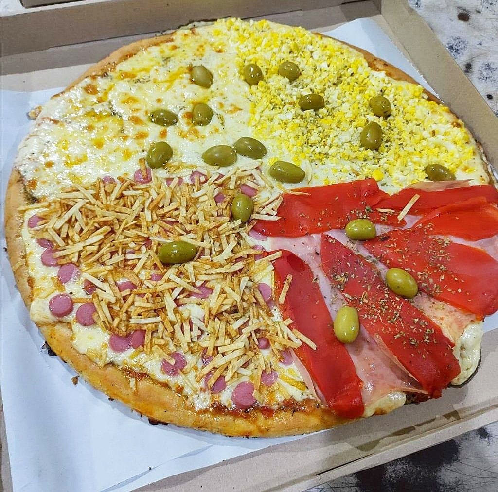 Pizza cuatro cuartos: muzzarella, huevo, panceta y jamón crudo