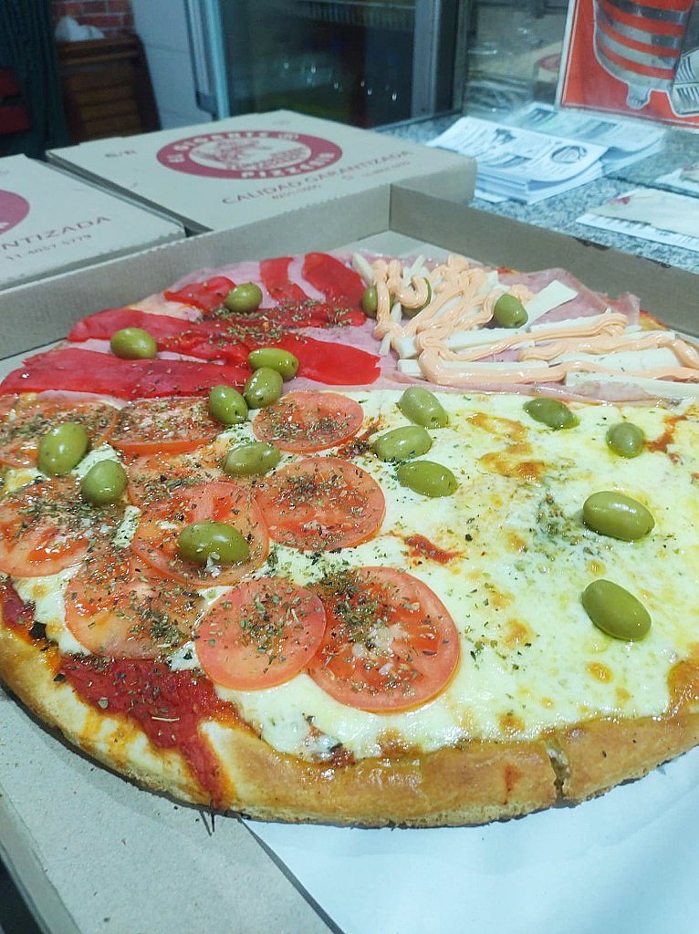 Pizza cuatro cuartos especial: napolitana, muzzarella, morrones y jamón con queso y salsa golf