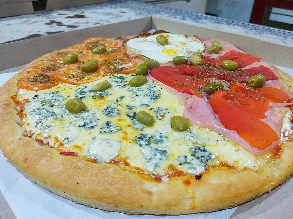 Pizza cuatro cuartos gourmet: roquefort, tomate fresco, huevo frito y morrones