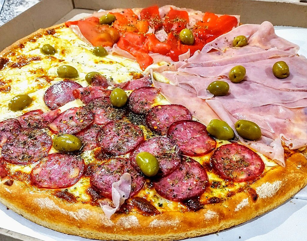 Pizza cuatro cuartos: salame crocante, muzzarella gratinada, morrones y jamón cocido