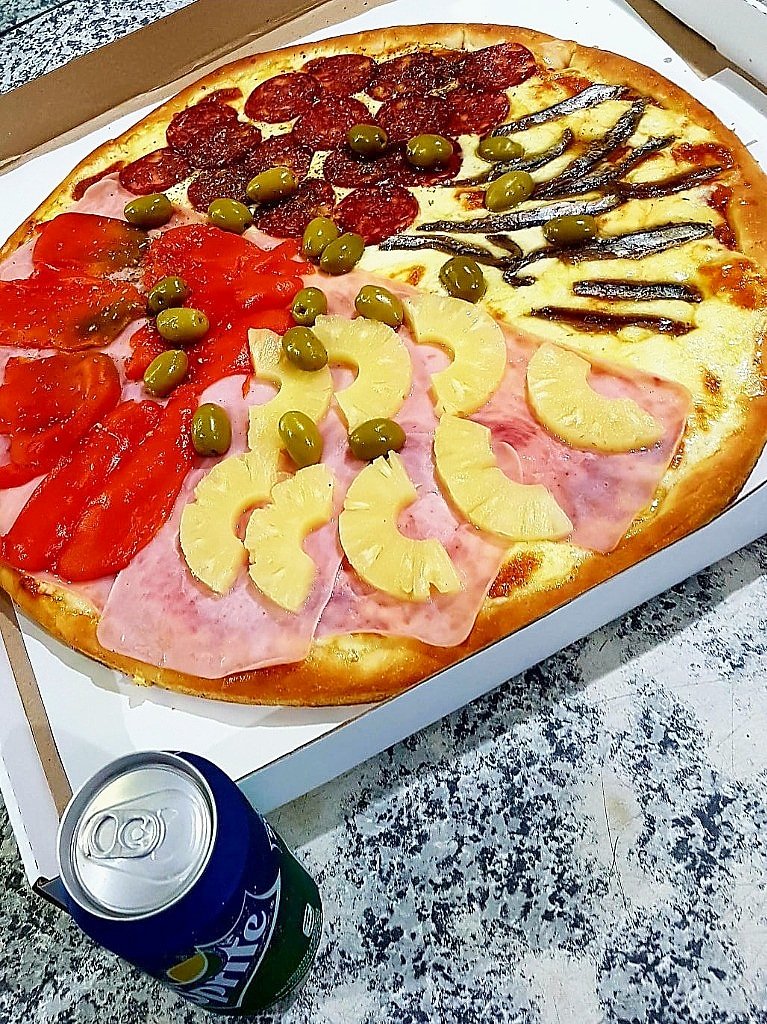 Pizza cuatro cuartos con ananá, salame, morrones y anchoas