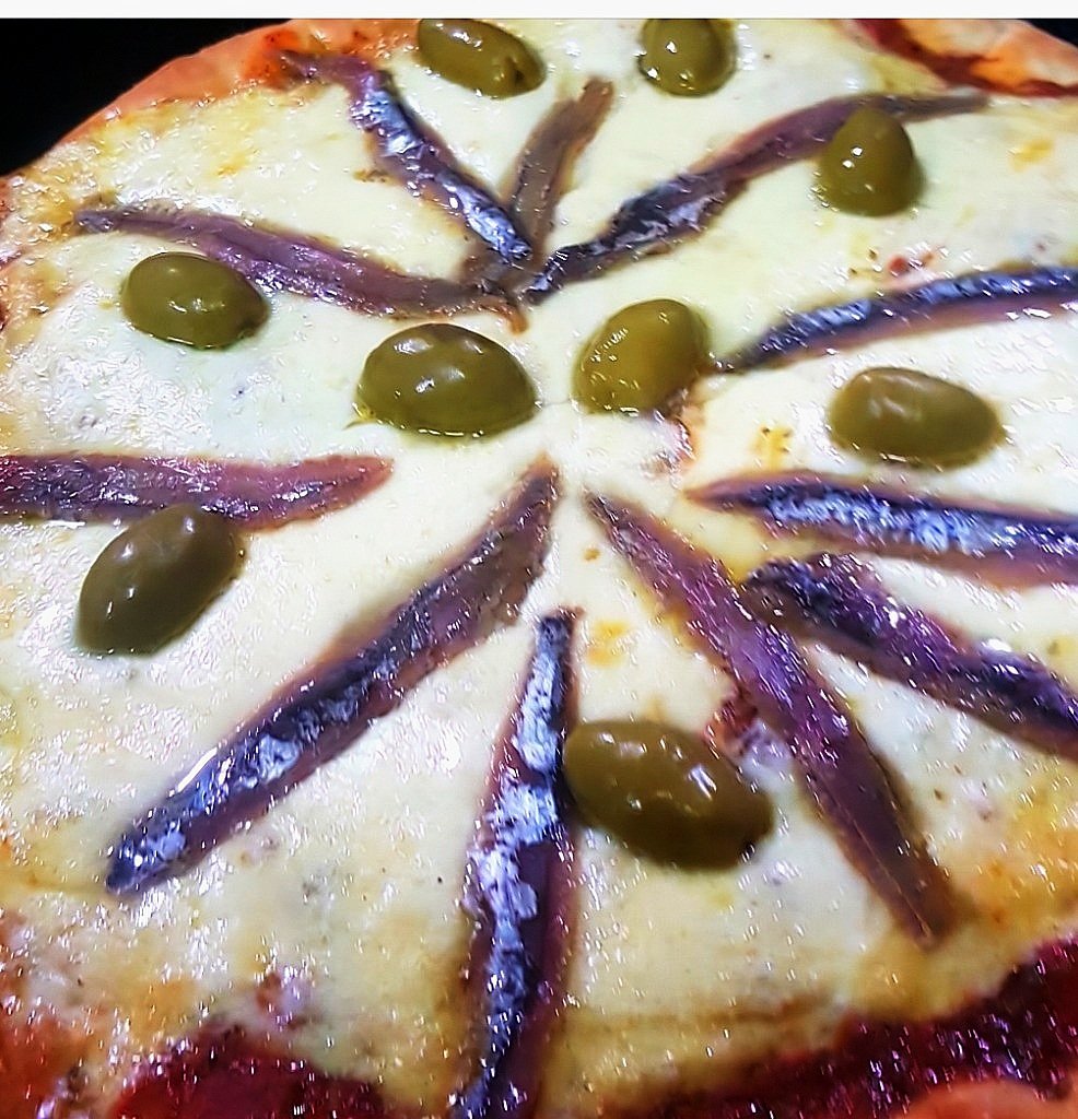 Pizza de Anchoas con muzzarella artesanal y aceitunas verdes El Gigante