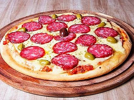 Pizza Calabresa El Gigante con abundante salame picante, muzzarella y aceitunas