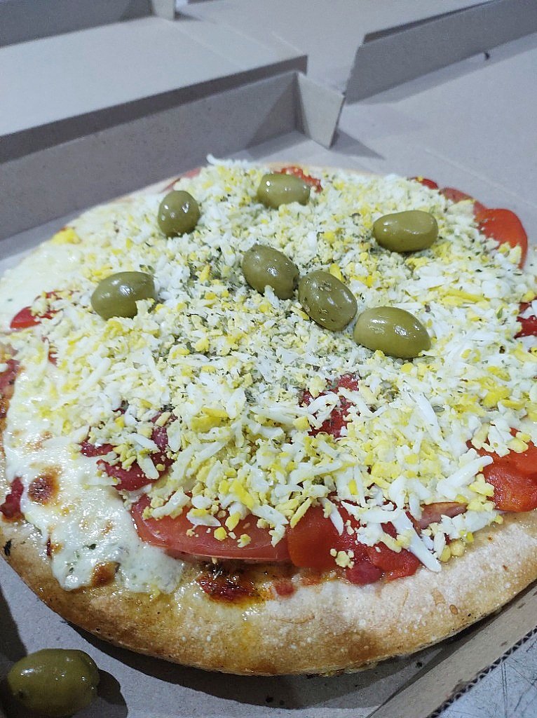 Pizza Especial con rodajas de tomate fresco, morrones asados y huevo duro picado