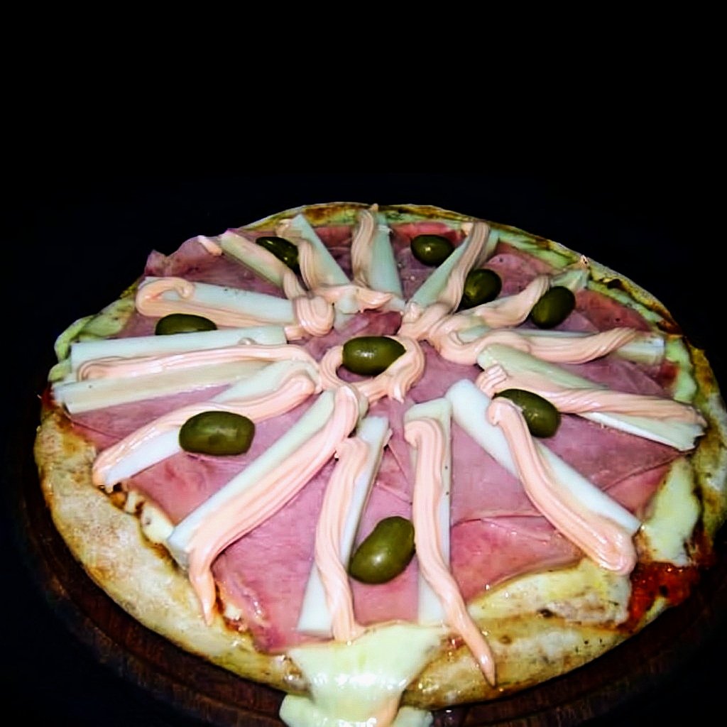 Pizza con jamón cocido, bastones de queso y salsa golf El Gigante