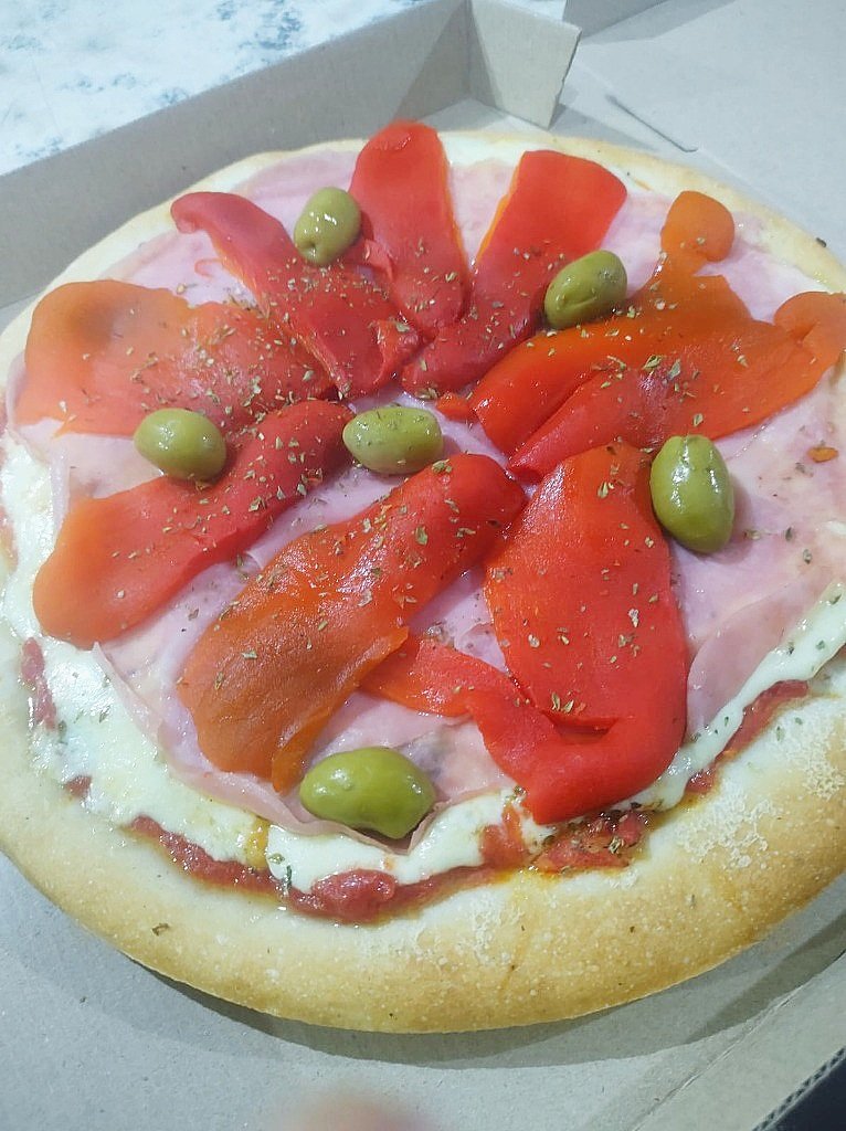 Pizza Especial con jamón cocido seleccionado y morrones asados al fuego