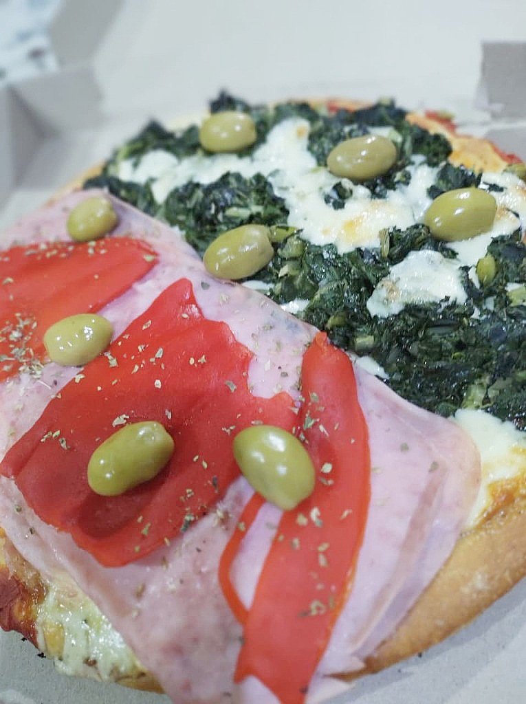Pizza Mixta mitad espinaca con queso y mitad jamón con morrones asados