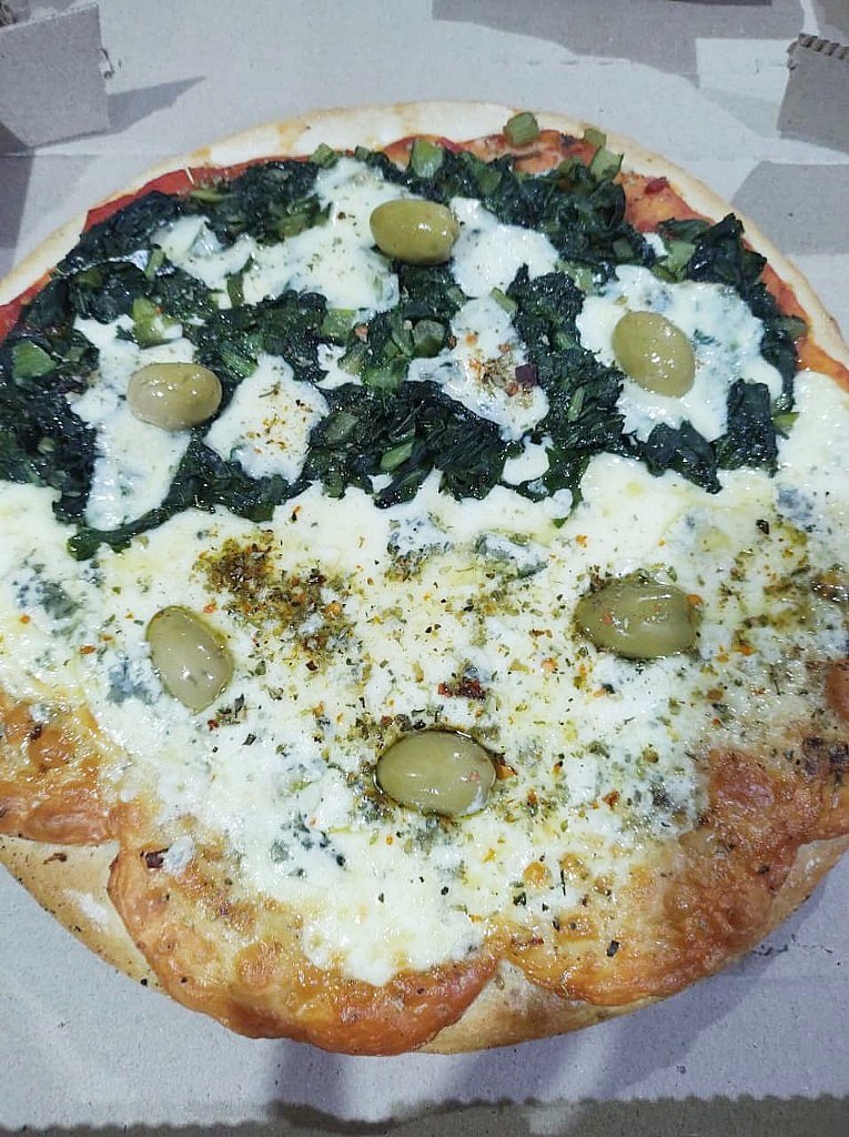 Pizza Mixta mitad espinaca con muzzarella y mitad muzzarella con orégano
