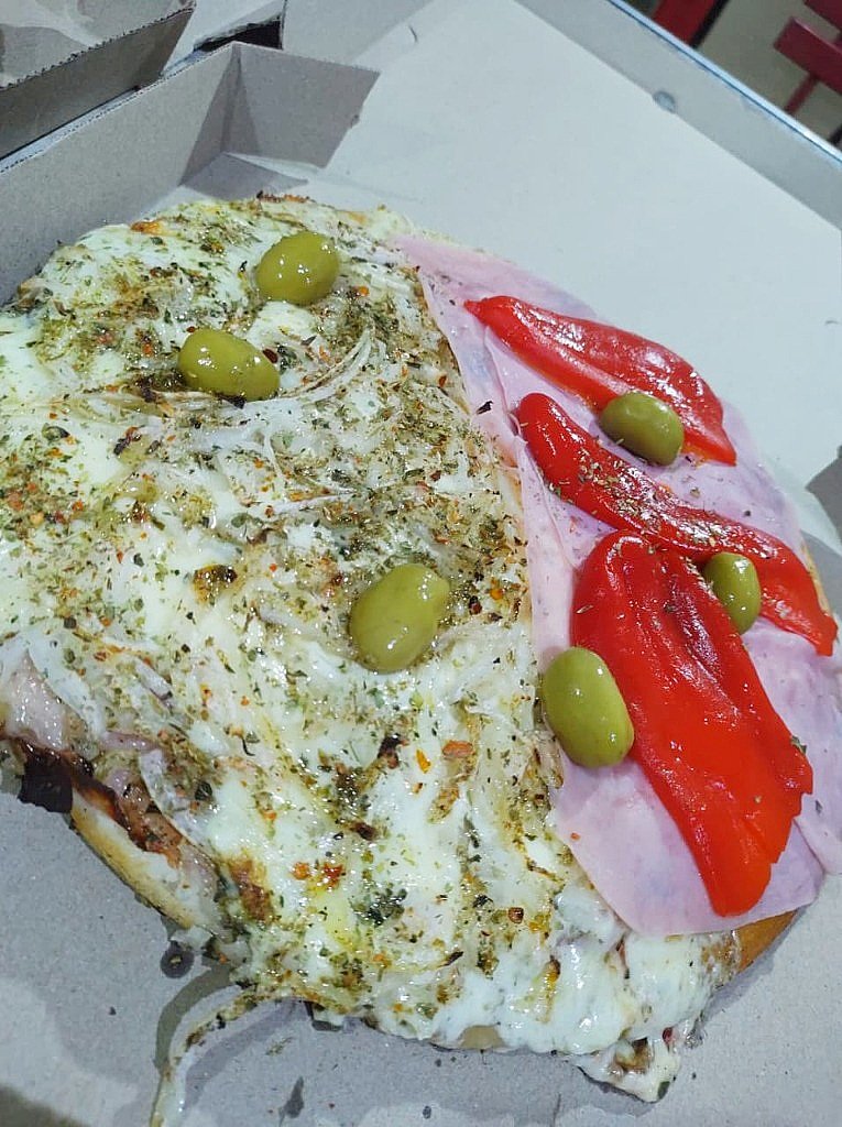 Pizza Mixta mitad fugazzeta dorada y mitad jamón con morrones asados