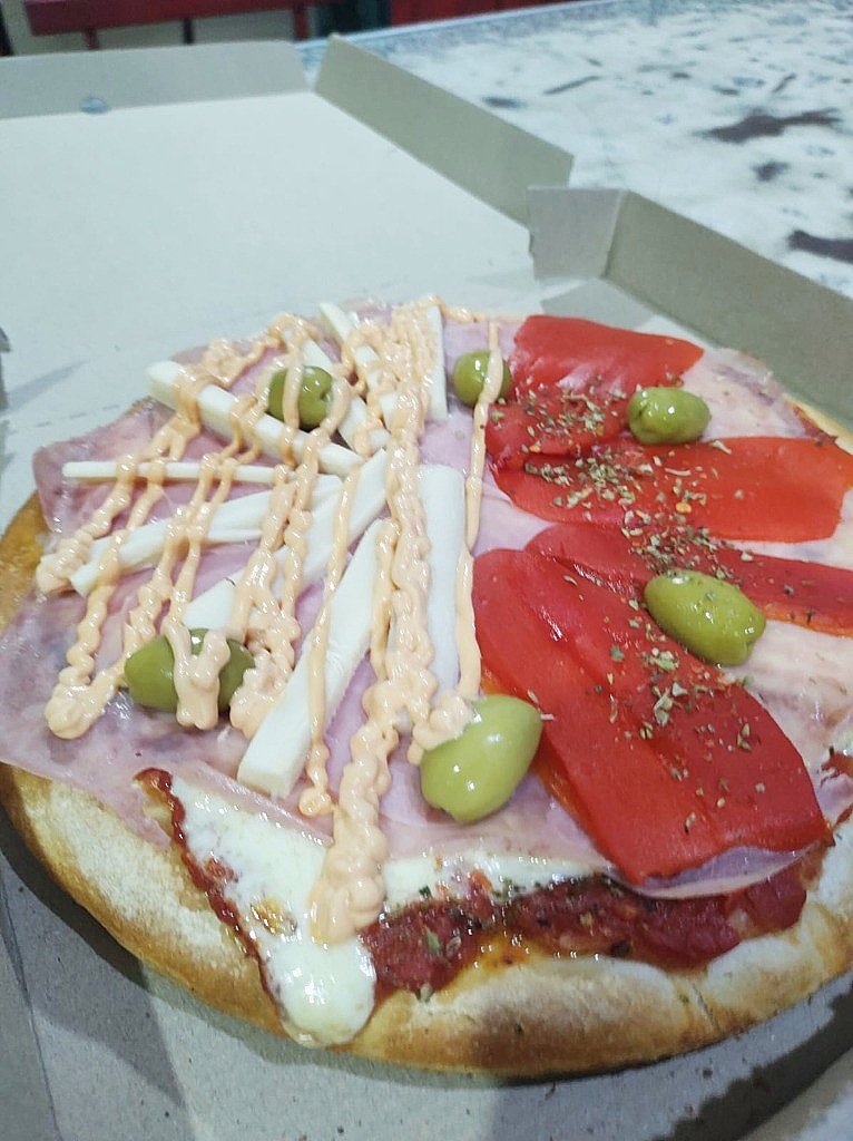 Pizza Mixta mitad jamón con bastones de queso y salsa golf, y mitad jamón con morrones