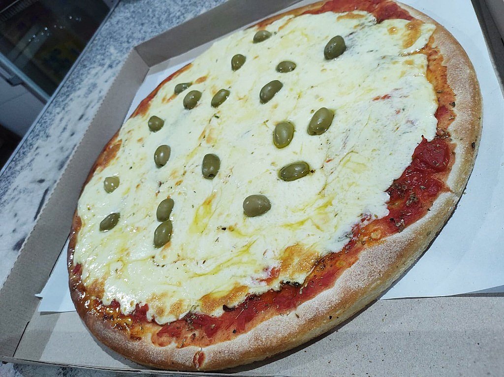 Pizza Muzzarella Clásica El Gigante con salsa de tomate y aceitunas verdes