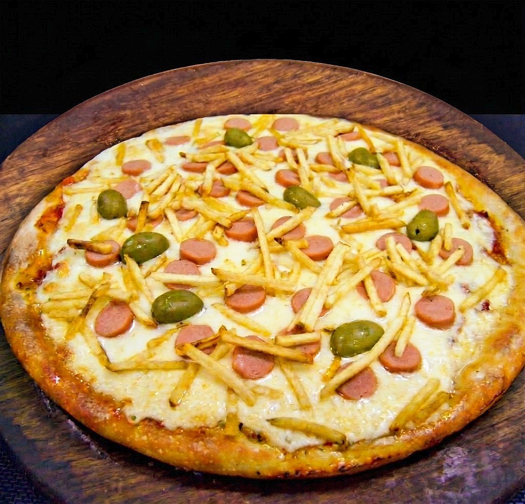 Pizza con muzzarella gratinada, salchichas y papas pay crocantes